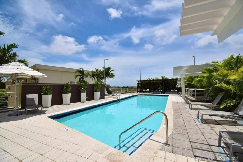 City Condo - In Midtown with pool and parking