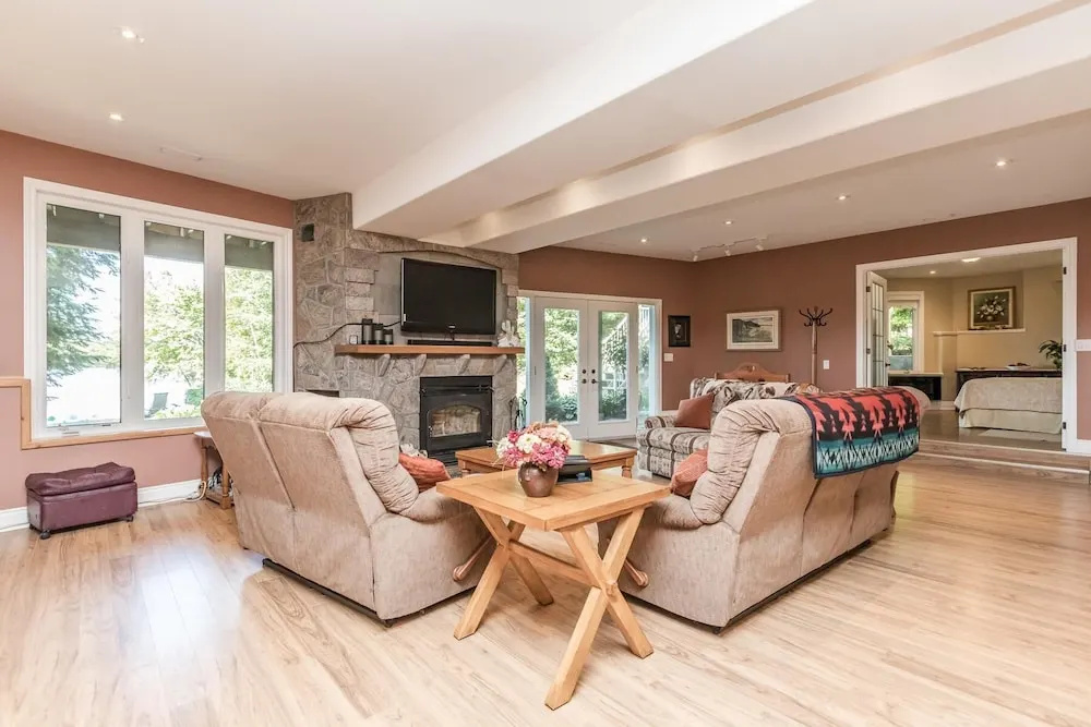 Stewart Lake Retreat A Gorgeous Beachfront Lakehouse With all the Bells & Whistles!