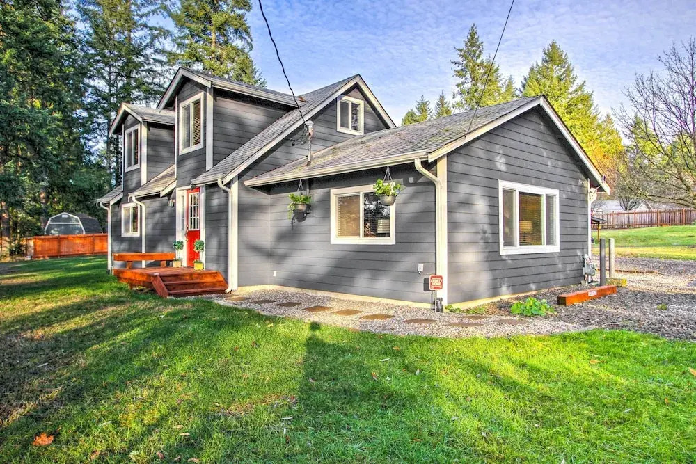 Peacock Hill Retreat on 1 Acre, 1 Mi to Harbor