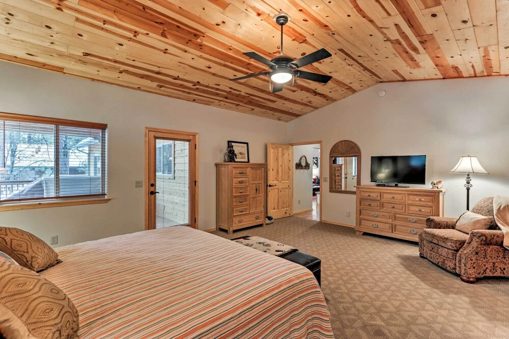 < 3 Mi to Pinetop Country Club: Luxe Cabin w/ Deck
