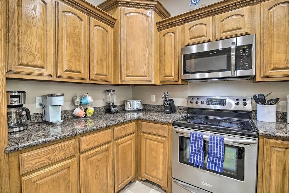 South Padre Island Condo - 200 Ft to Beach!