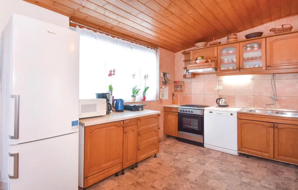 Nice Home in Slatine with Hot Tub, WiFi & 6 Bedrooms