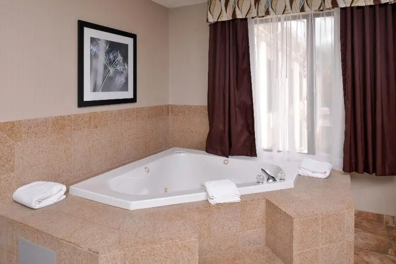 Holiday Inn Express Hotel & Suites Youngstown - North Lima/Boardman by IHG