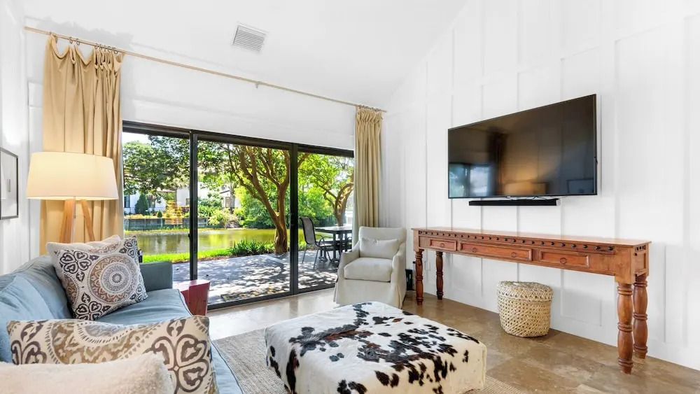 Spacious 3b/3b, Sleeps 6, Lakeview, Beach Access!