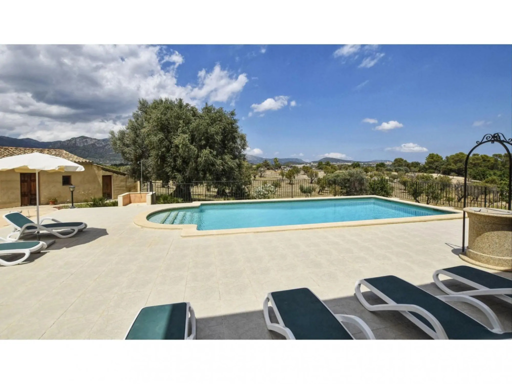 Stunning country house with pool and panoramic views for 10 people