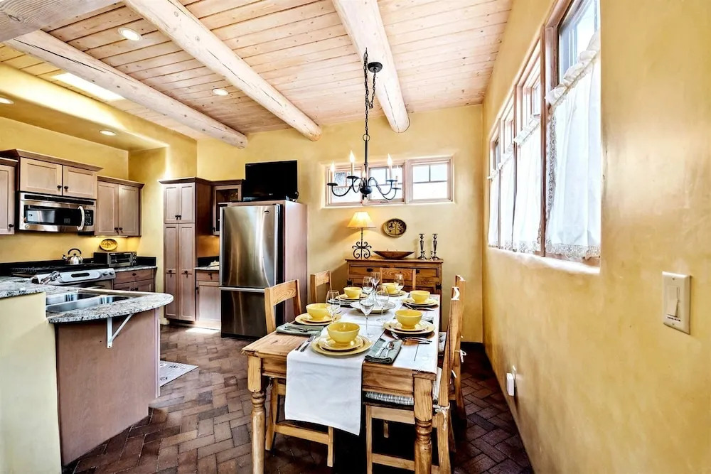 Antonia - Stylish Retreat, Blocks From Galleries and Restaurants of Canyon Rd. and The Plaza