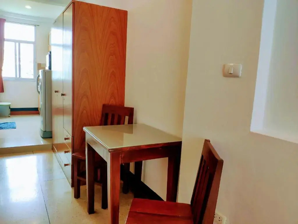 Quiet studio with king bed, kitchen and balcony