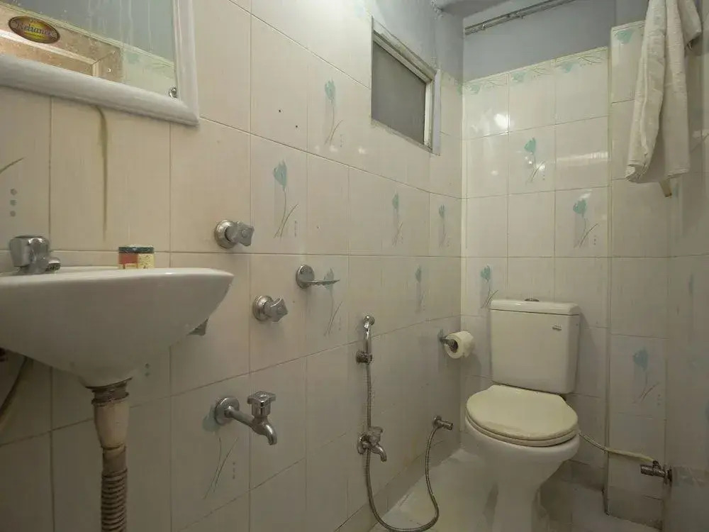 OYO 16041 Hotel Golden Moments