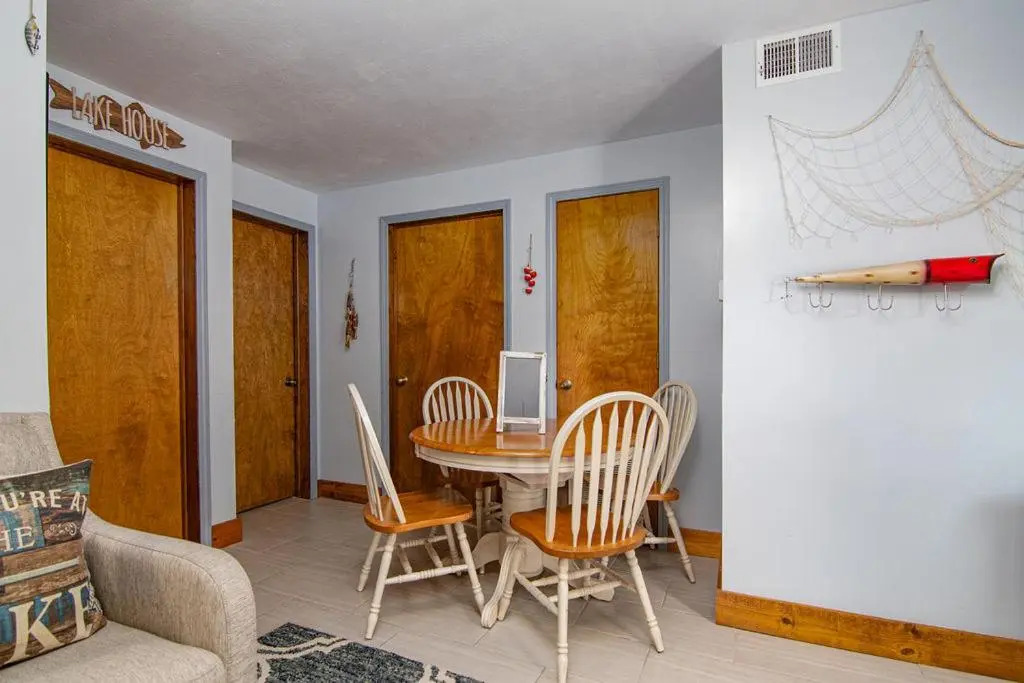 2 bdr Suite Right on Lake Tablerock Near Big Cedar Lodge Red Bud Cove