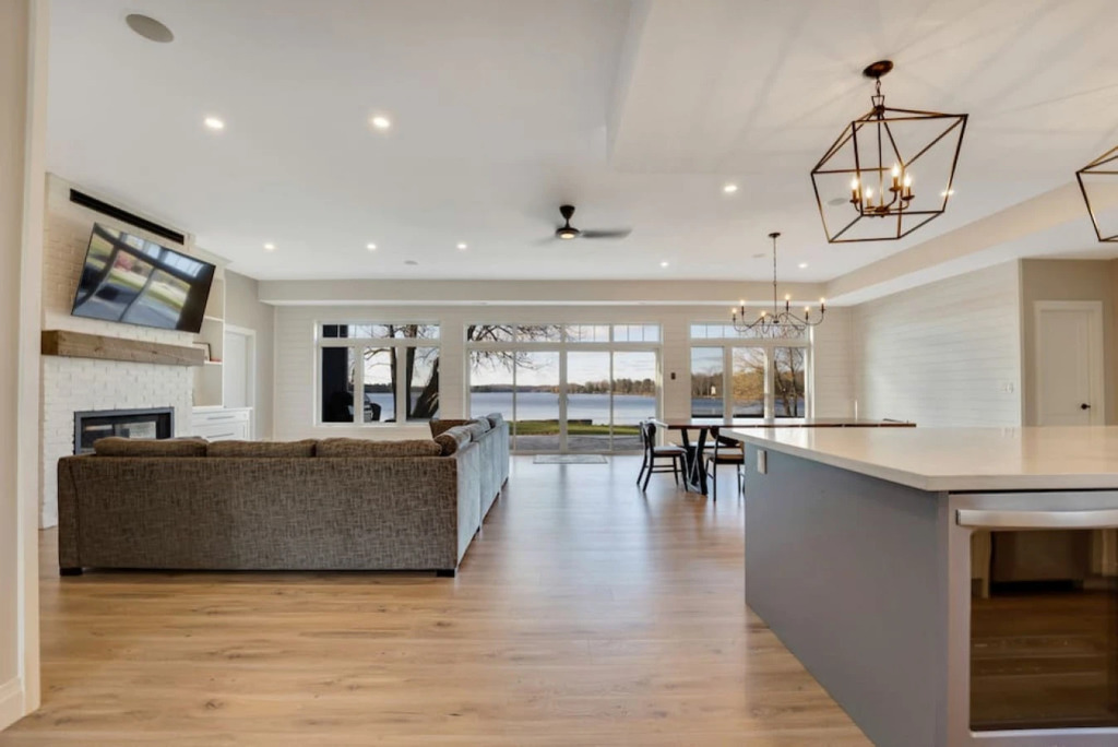 Luxury Cottage overlooking Wollaston Lake-Hot tub