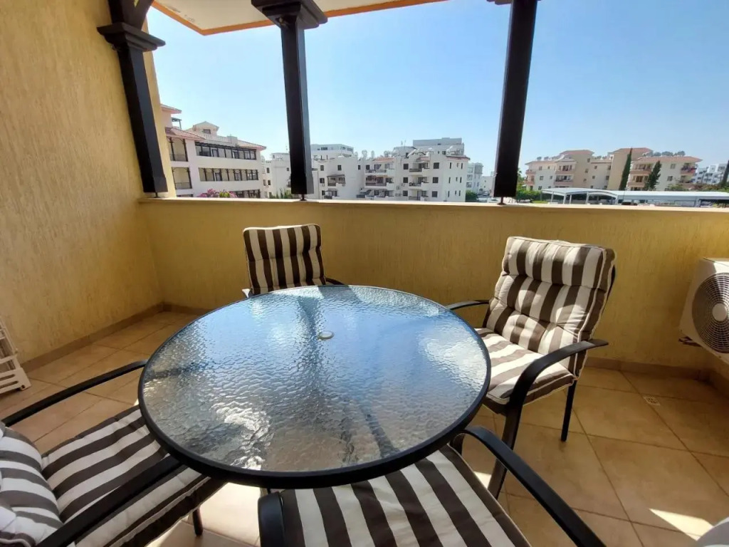 Queens Gardens suite by the sea, pool and mall