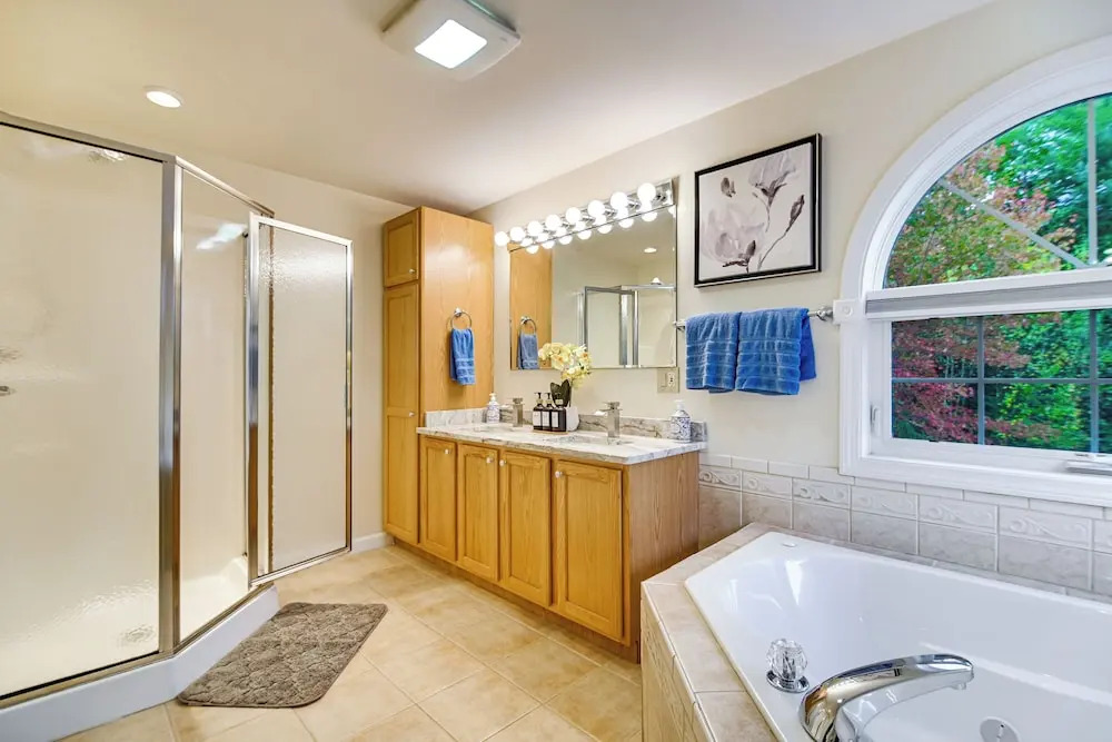 Family Ski Getaway w/ Hot Tub, Near Cranmore!