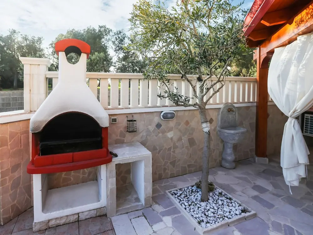 Traditional Holiday Home in Torre Dell'orso With Patio