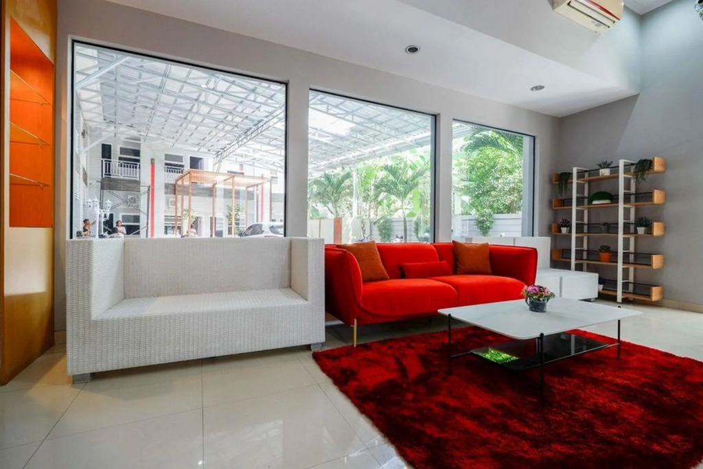 RedDoorz near Solo Square 3