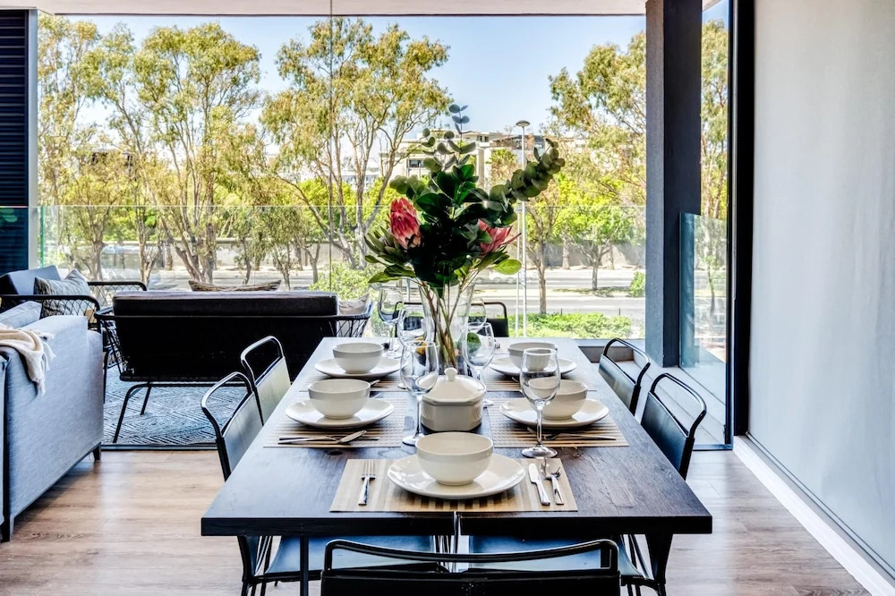 Urban Chic Apartment Close to Waterfront Warwick