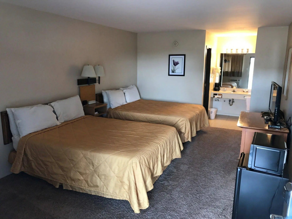 Four Winds Motel & RV Park