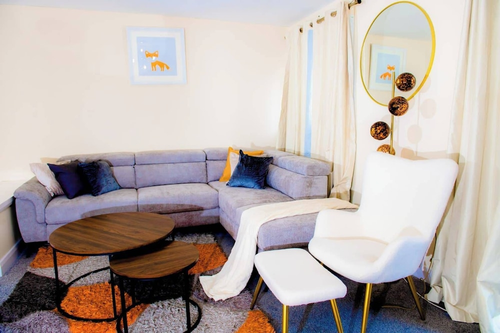 House - Sleeps 7 - Parking - 10min Drive to Centre