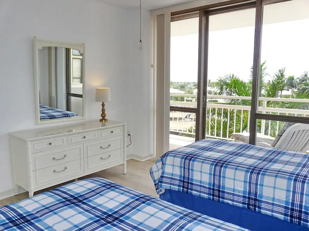 Inviting Beachfront Condo With Large Balcony and Pool
