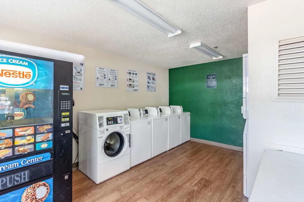 HomeTowne Studios by Red Roof Dallas - North Addison - Tollway