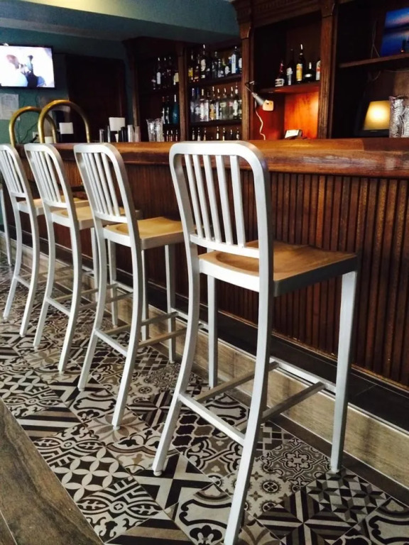 Upper Deck Hotel and Bar