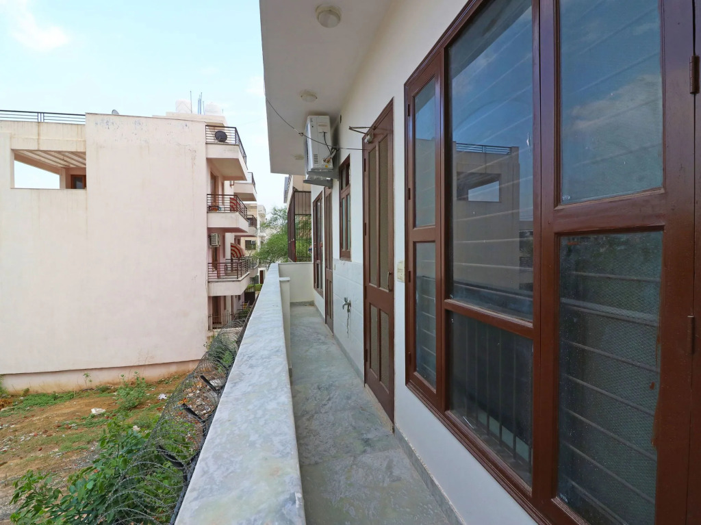 OYO 15736 Little Residency