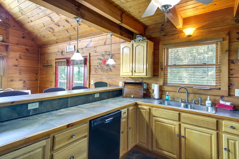 Sevierville Cabin w/ Hot Tub & Mountain-view Deck