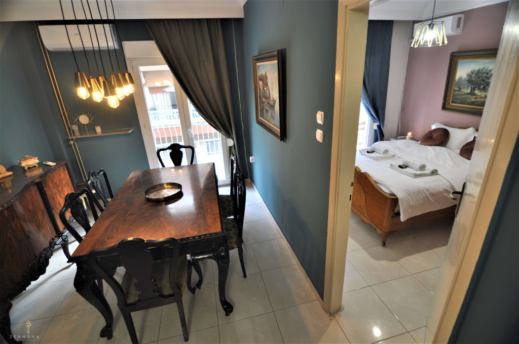 Zennova #4 Vintage City Center Apt