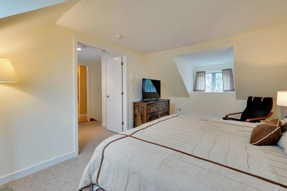 Sunny Stratton Townhome ~ 1 Mi to Skiing!