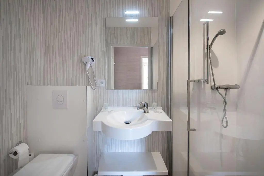 LOGIS HOTEL LHÔTEL DES BAINS - Salles-la-Source