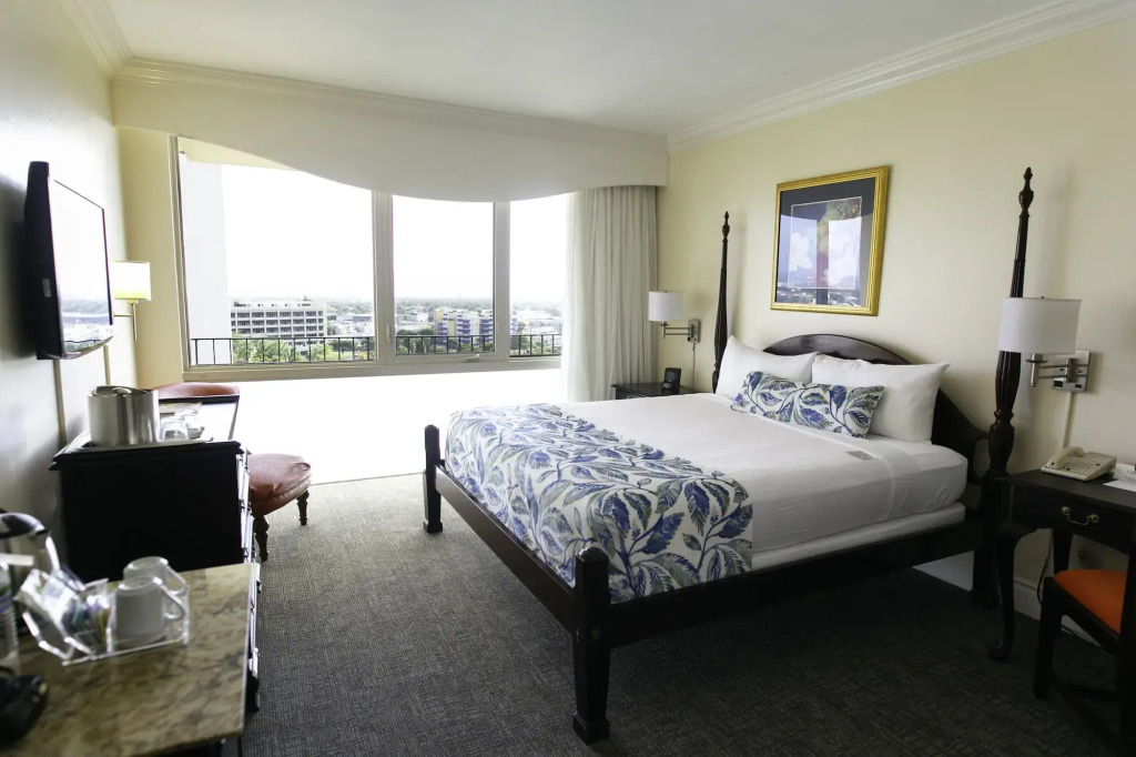 Courtleigh Hotel & Suites