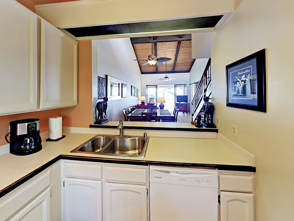 Unobstructed Oceanfront! 2br + Loft W/ Lanai, Pool 2 Bedroom Condo