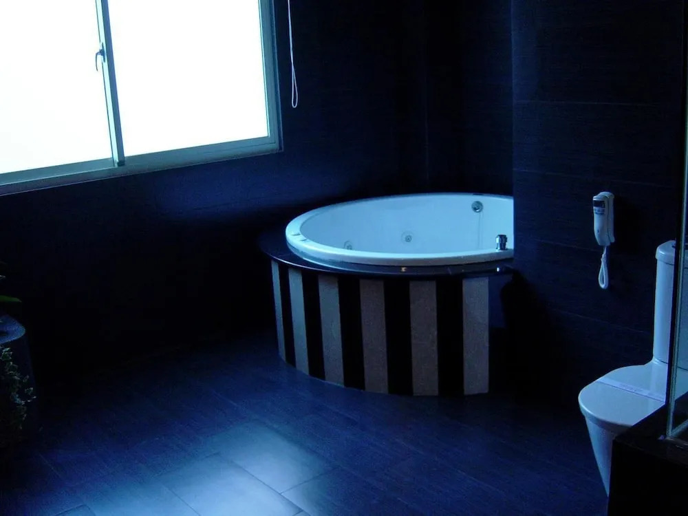 Love Boat SPA Motel