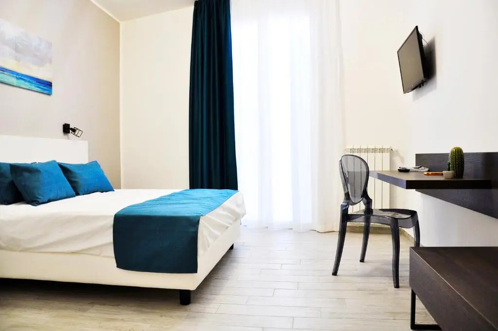 Leone Apartments