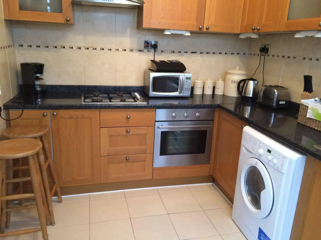 Wimbledon Town Centre Garden Apartment with private parking - Sleeps 5