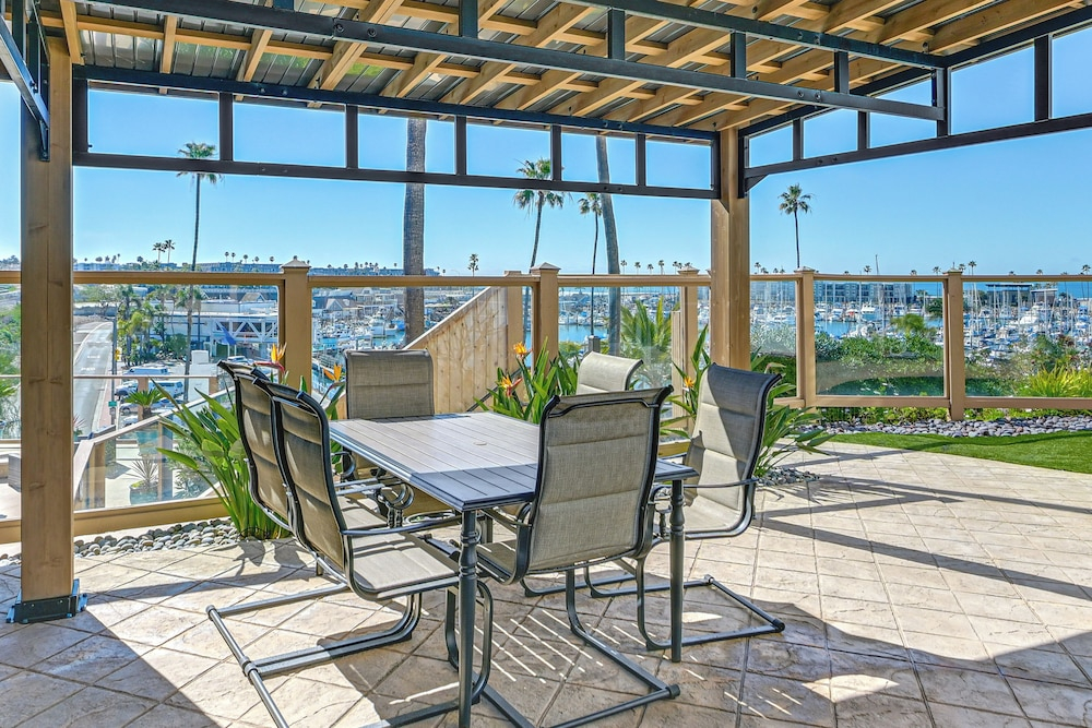 Walk to Beach: Condo w/ Pool Access in Oceanside