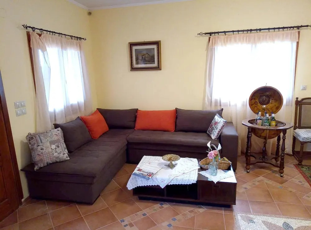 House with 2 Bedrooms in Agios Mattheos, with Enclosed Garden And Wifi - 5 Km From the Beach