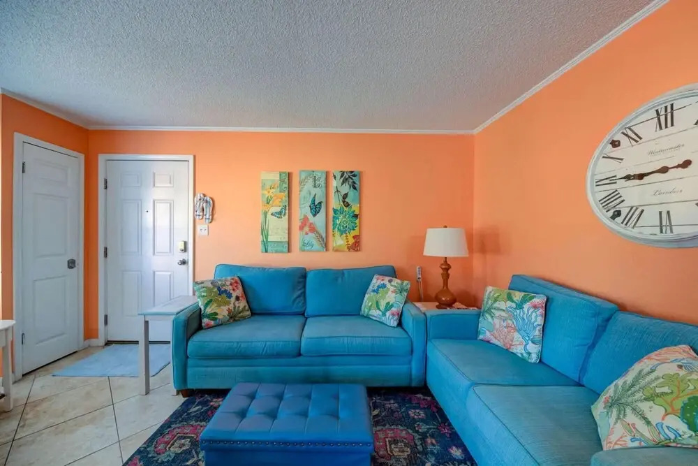 Adorable Condo Directly Across the Street From Beach With Pool and hot tub
