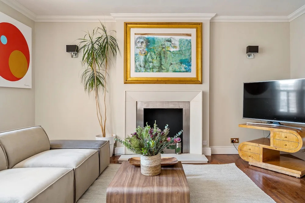 Central London 3-bed Apt, Sleeps 6, 3 Mins to Tube