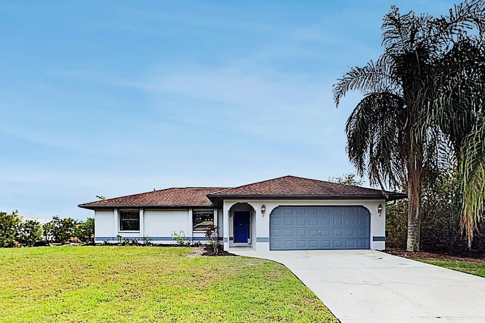 Sparkling W/ Private Lanai & Caged Pool 3 Bedroom Home