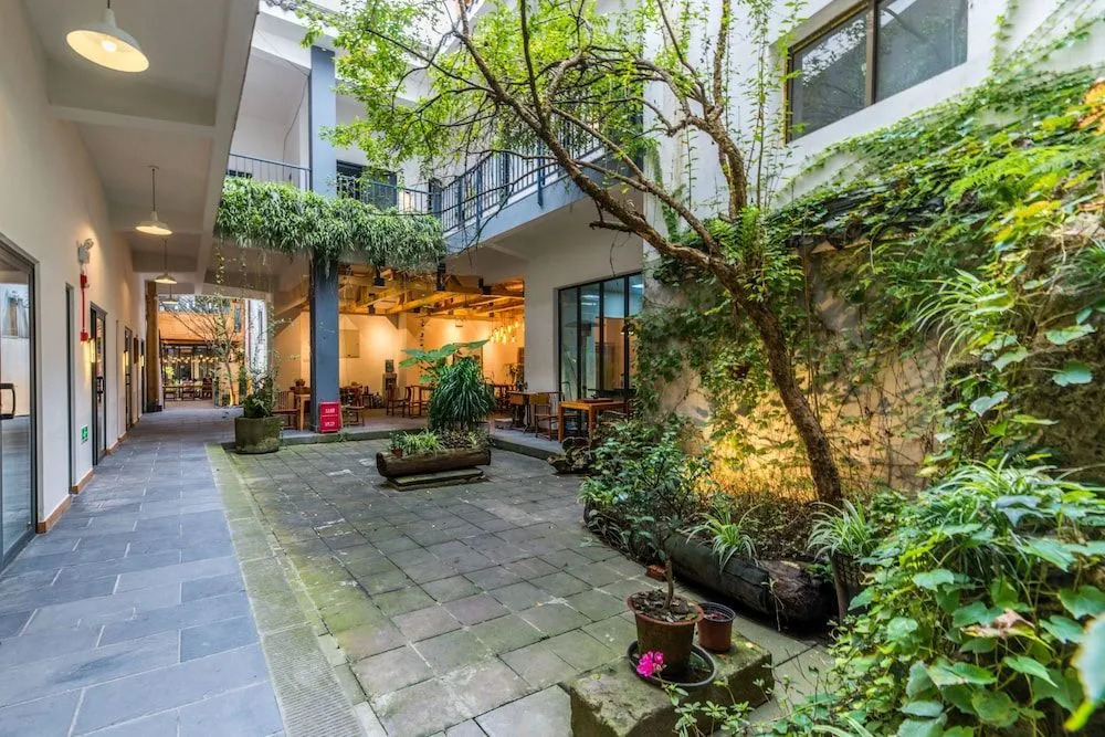 Floral Hotel Chongzhou Lilv