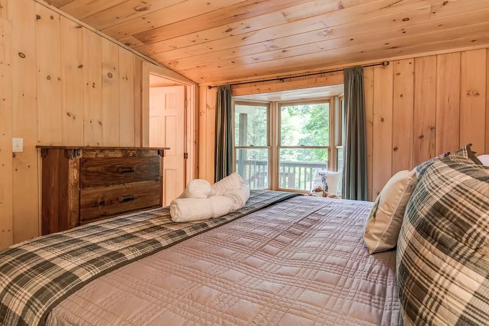 Treehouse Falls - 2 Br Home