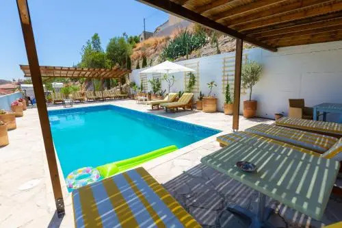 Archondia House - Holiday Apartments With Pool