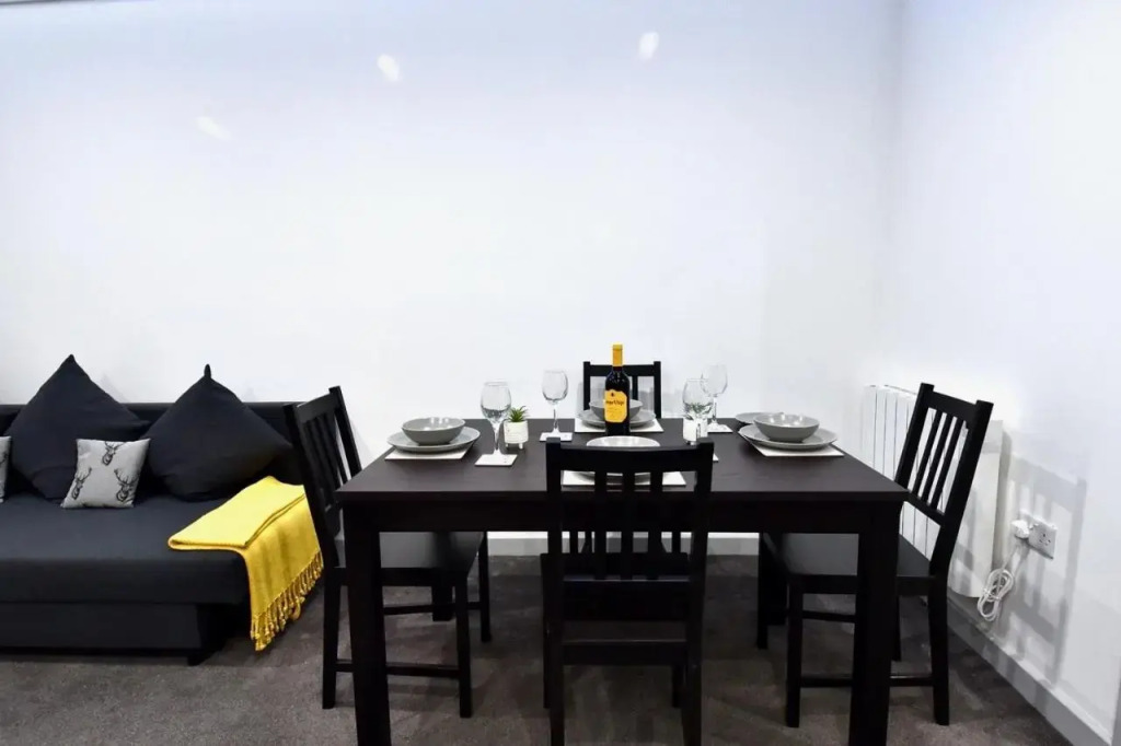Spacious 2 Bed apartment - Sleeps 6 - Burnham Village