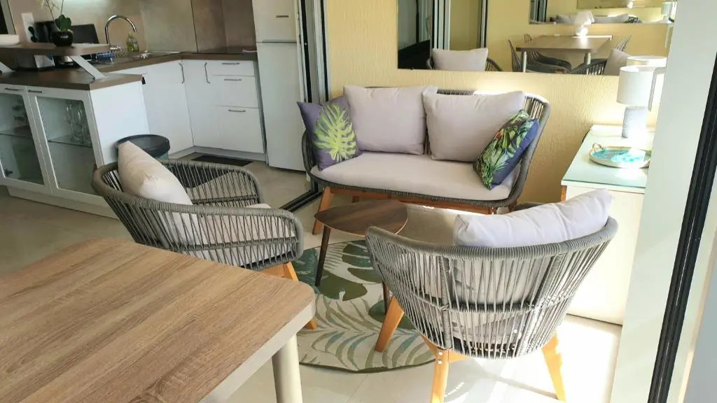Garden and beach sea view apartment Cannes