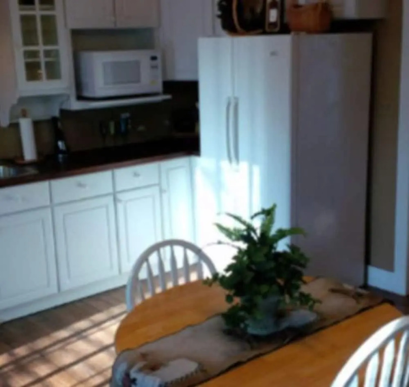 Jeni J's Gifts and Guest Houses