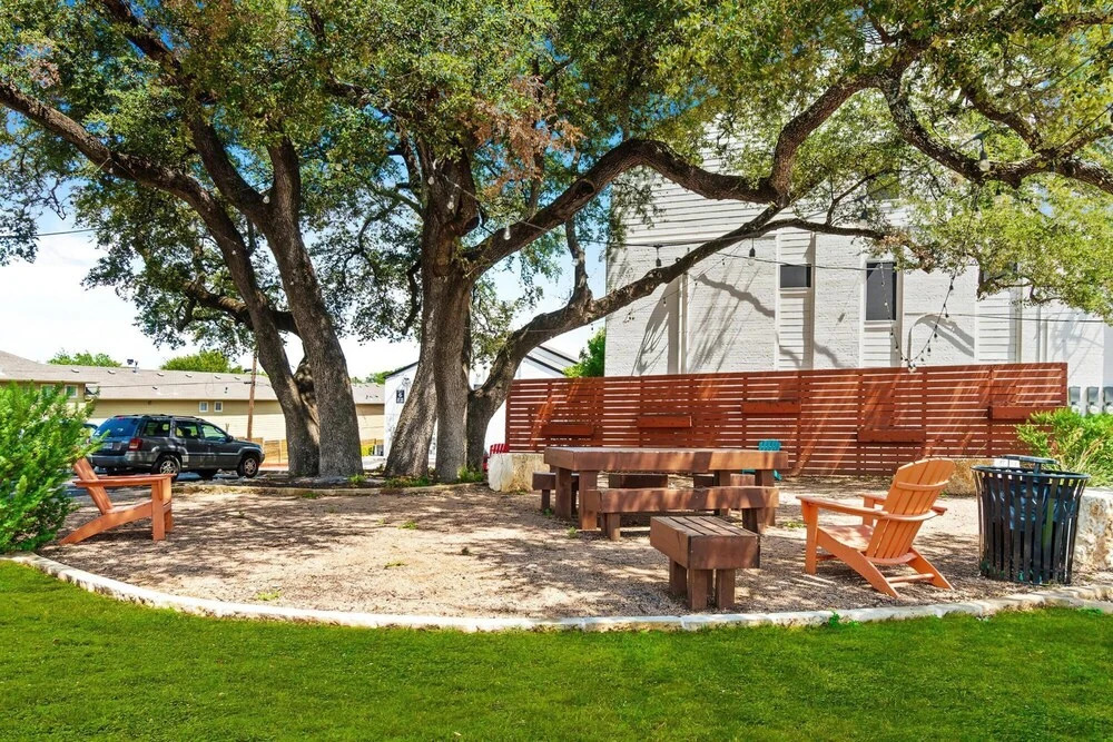 Roomy Sola 1BR King Suite Close to DT w Pool