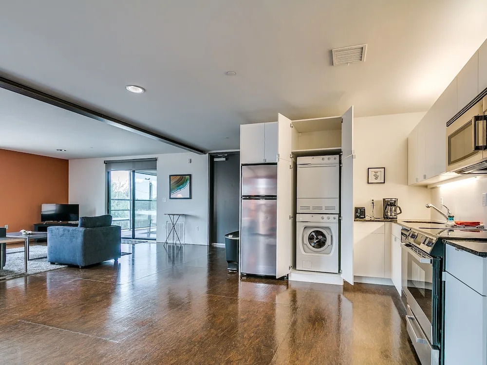 Jolly Ollie - Ultra Modern OKC Loft - Sleeps 4