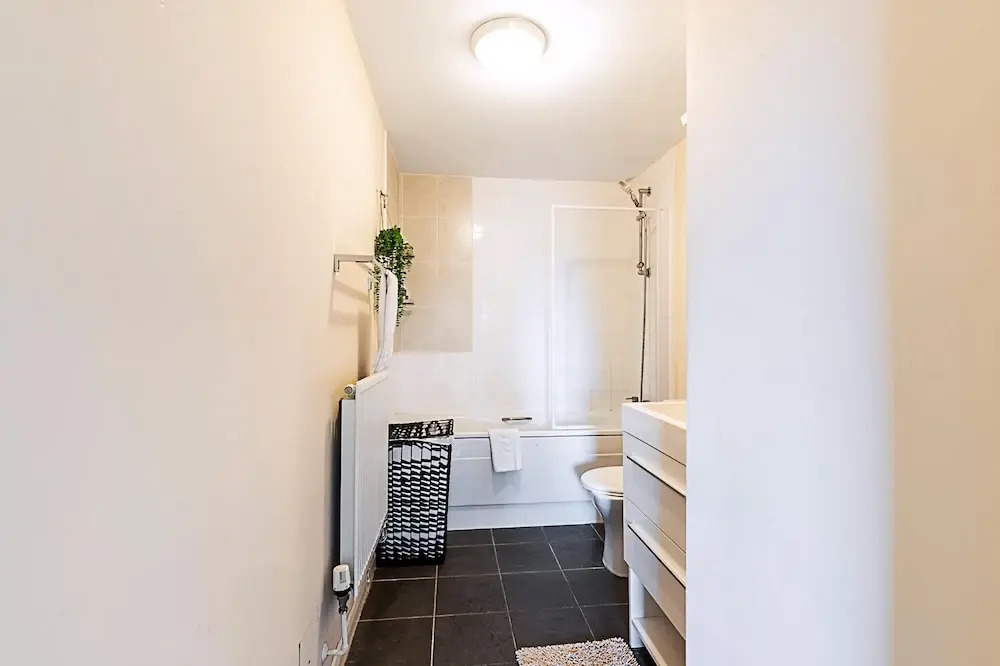 Sleek Flat w/ River Views In Canary Wharf