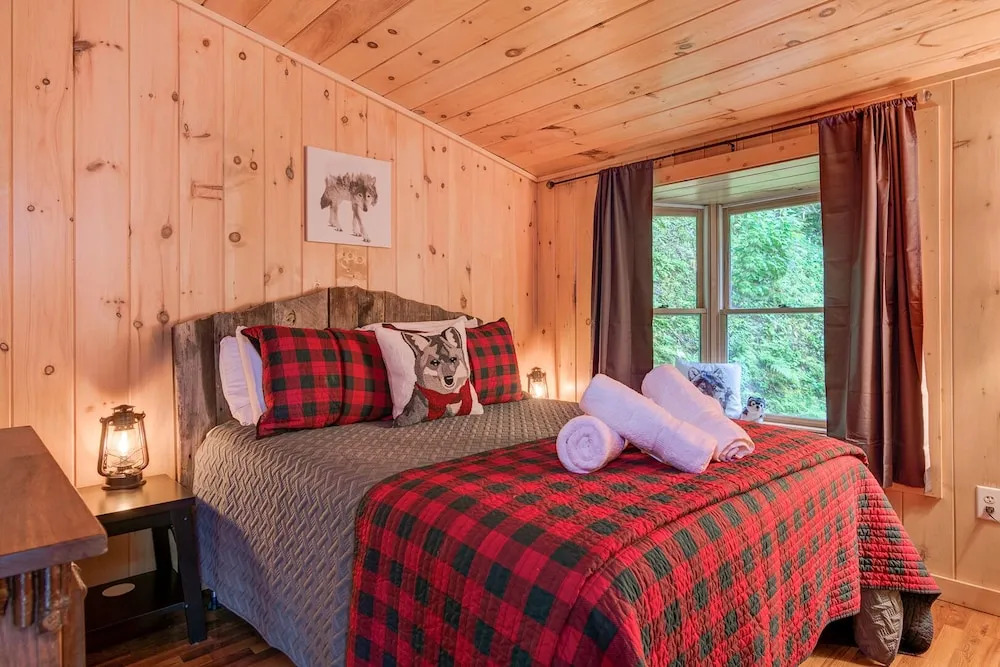 Treehouse Falls - 2 Br Home