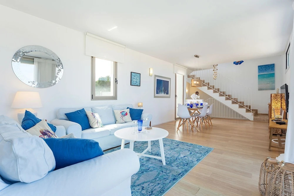 Sunny Townhouse With Terrace in Son